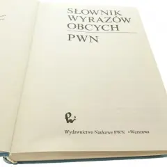Otwarta książka "Słownik Wyrazów Obcych PWN" z widocznym tytułem i logo wydawnictwa.