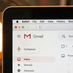 Jak napisać skuteczny e-mail? Wzory, zasady, przykłady