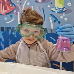 Jak wybrać zajęcia z chemii dla dziecka? Rozwiń pasję!