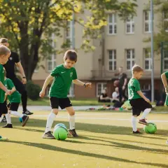 Piłka nożna dla dzieci: Jak wybrać szkółkę i przygotować malucha?