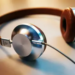 Tłumaczenie symultaniczne: Jak działa, ile kosztuje, co musisz wiedzieć?