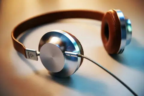 Tłumaczenie symultaniczne: Jak działa, ile kosztuje, co musisz wiedzieć?
