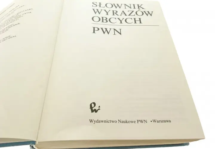 Otwarta książka "Słownik Wyrazów Obcych PWN" z widocznym tytułem i logo wydawnictwa.