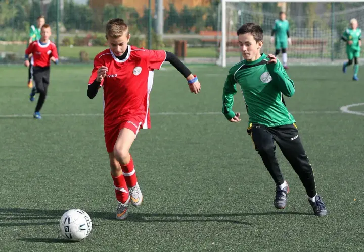 Szkółki piłkarskie Łódź: Jak wybrać najlepsze zajęcia dla dziecka?