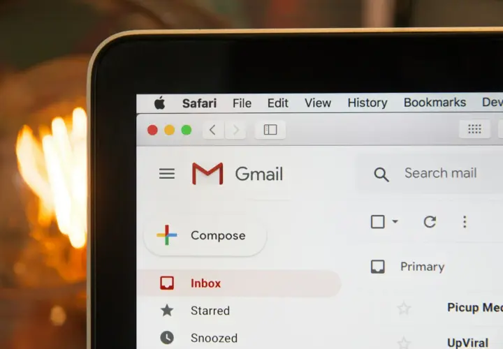 Jak napisać skuteczny e-mail? Wzory, zasady, przykłady