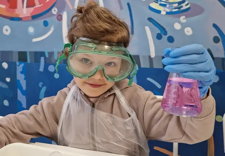 Jak wybrać zajęcia z chemii dla dziecka? Rozwiń pasję!