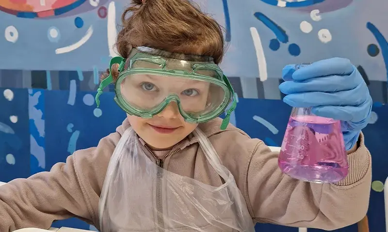 Jak wybrać zajęcia z chemii dla dziecka? Rozwiń pasję!