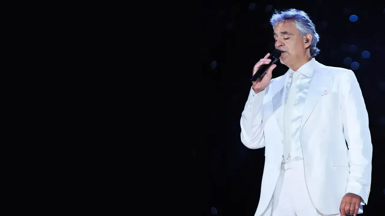 Andrea Bocelli śpiewający na scenie
