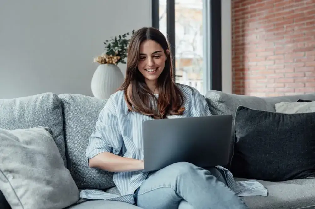 osoba ucząca się angielskiego na laptopie w nowoczesnym wnętrzu