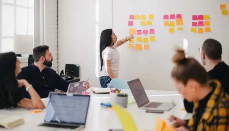 Nowoczesne anglicyzmy w biznesie jak startup i feedback na tablicy