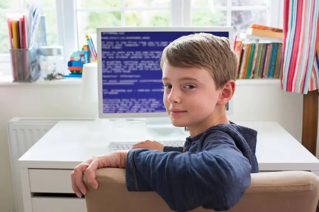 dziecko uczące się programowania na komputerze