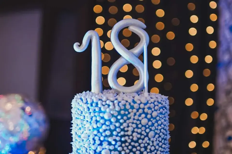 Osiemnaście czy ośmnaście? Pisz 18 poprawnie poradnik